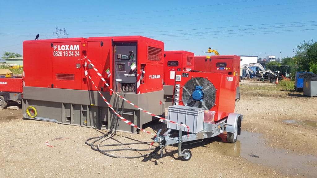 Test d'un groupe électrogène LOXAM rouge avec un banc de charge 500KW sur remorque